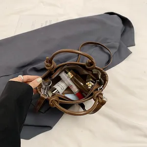 Vintage dunkelbraune matte Beuteltasche mit Knotengriff und großem Stauraum innen