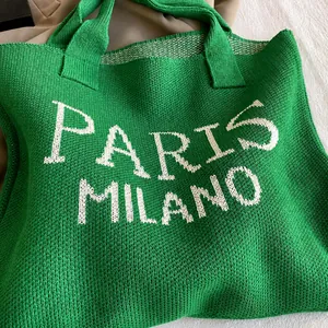 Détail du sac cabas en maille verte avec motif jacquard Paris Milano et texture