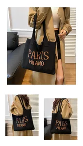 Detalle de bolso tote de punto de gran capacidad con letras PARIS MILANO impresas