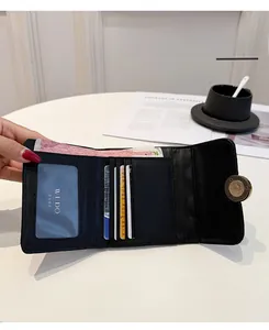 Détail de l'intérieur d'un portefeuille noir en cuir avec fentes pour cartes et fenêtre