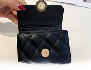 Vue détaillée du portefeuille en cuir noir matelassé avec fermoir magnétique doré