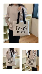 Detalle de la textura del bolso tote de punto beige con estampado Paris Milano