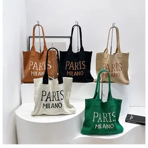 Detalle de bolsos tote de punto en cinco colores con letras PARIS MILANO bordadas