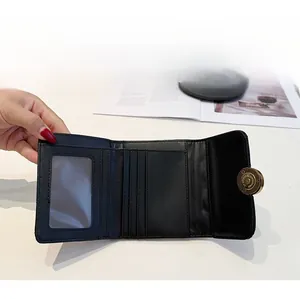 Détail de la capacité du portefeuille pliable noir avec plusieurs fentes pour cartes