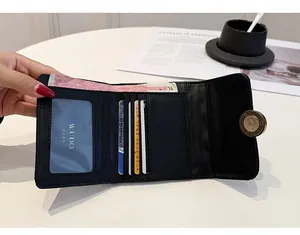Vue détaillée de l'intérieur du portefeuille matelassé noir avec fentes pour les cartes