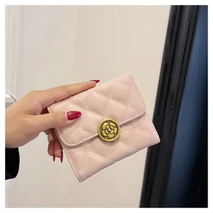 Détail d'un porte-cartes rose matelassé avec fermoir camélia vintage à la main