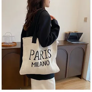 Detalle de bolso tote de punto con textura gruesa y bordado de PARIS MILANO