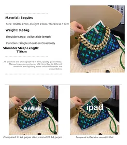 Détail d'un sac à bandoulière pailleté vert et bleu avec chaîne dorée et dimensions