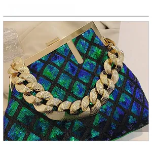 Détail du sac à main à paillettes vert émeraude avec chaîne dorée et motif à losanges chic