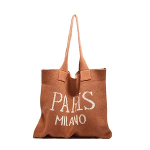 Bolso tote de punto marrón con letras blancas de Paris Milano y textura tejida