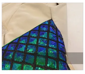 Détail macro du tissu à paillettes dégradées sur un sac à main à motif losanges