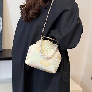 Bolso bordado estilo chino vintage con asa de perlas y correa de cadena dorada