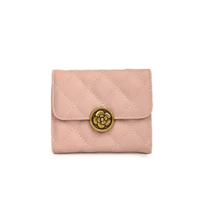 Petit portefeuille matelassé rose pâle pour femme avec boucle camélia dorée