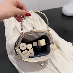 Bolso de noche vintage de metal con asa redonda que muestra espacio para maquillaje y móvil