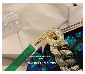 Détail du sac à paillettes avec bandoulière en cuir vert amovible et chaîne dorée