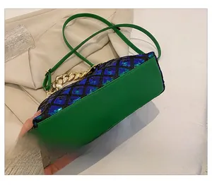 Détail du fond en cuir durable et des paillettes avec chaîne dorée sur le sac à main