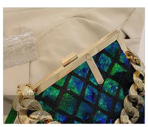 Détail de sequins bleus et verts à motif losange et chaîne dorée sur sac à main de luxe