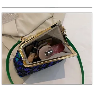 Vue détaillée de l'intérieur du sac à paillettes contenant maquillage et téléphone