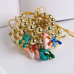 Set de pulseras de cuentas de oro de 18K con letras de esmalte de colores y cordón tejido