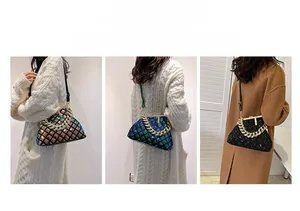 Détail du sac à main pailleté pour femme avec chaîne dorée disponible en trois couleurs
