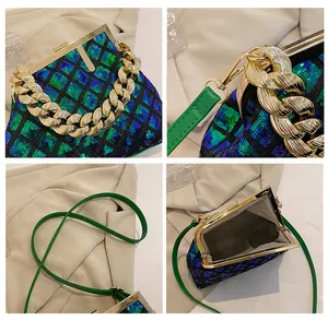 Détail d'une pochette de soirée pailletée avec chaîne dorée et motif de losanges bleus