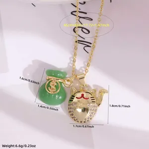 Gelukskat en groene gelukszak 18K vergulde ketting met bedeltjes van zirkonia steen