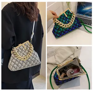 Vue macro du rangement intérieur pour rouge à lèvres et cosmétiques du sac de soirée