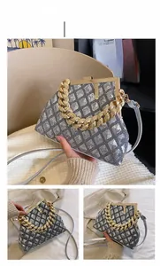 Détail du sac à main à paillettes argentées avec chaîne dorée et motif matelassé