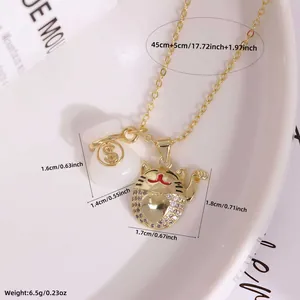 Detail van de 18K vergulde gelukskat ketting met geldzakje hanger ingelegd met zirkonia