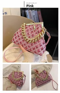 Vues détaillées du sac à main à paillettes roses avec matelassage et chaîne dorée