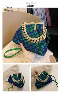 Détails du sac à main à paillettes bleu-vert avec chaîne dorée et fermoir vintage chic
