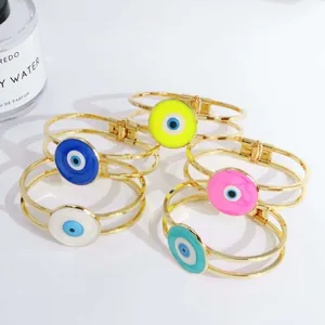 Set aus fünf 18 Karat vergoldeten Evil Eye Armreifen mit farbigem Emaille-Schmuck