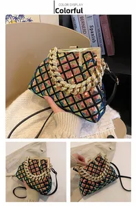 Détail macro du motif à paillettes multicolores et chaîne dorée sur le sac de soirée