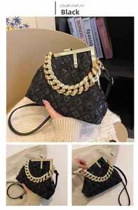 Détail du sac à main à paillettes noires avec chaîne dorée et texture losange