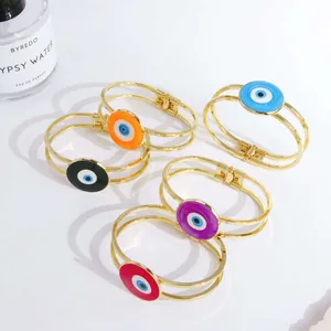 Detail von 18K vergoldeten Evil Eye Frühlingsarmbändern mit farbigen Emaille-Anhängern
