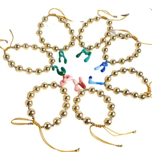 Set de 8 pulseras bohemias de cuentas bañadas en oro de 18K con dijes de tacones de colores