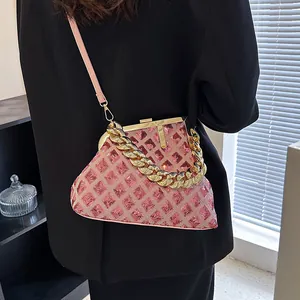 Sac bandoulière rose à paillettes pour femme avec chaîne dorée et design élégant