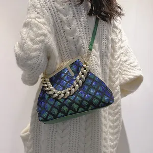 Sac à main chic à paillettes bleues et vertes avec chaîne dorée et fermoir en T