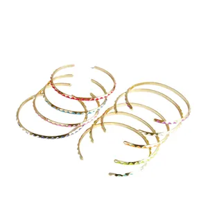 18K vergoldete offene Manschette mit buntem Emaille-Zickzack-Muster und poliertem Finish