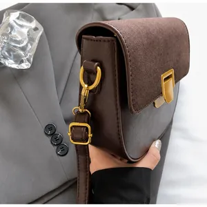 Dettaglio ravvicinato del gancio in metallo e dell'hardware dorato della borsa marrone