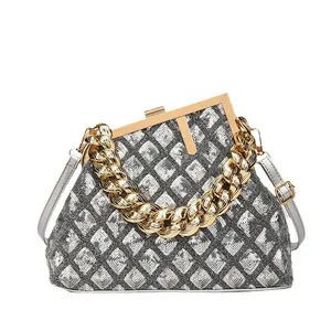 Sac à main tendance à paillettes argentées avec chaîne dorée et bandoulière en cuir