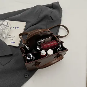 Borsa a tracolla quadrata marrone con scomparti multipli e ampio spazio interno capiente