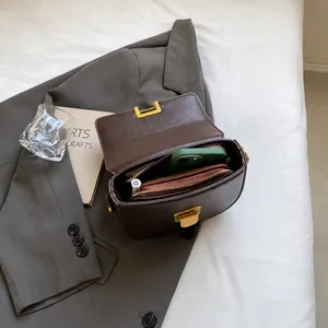 Vista interna che mostra la grande capacità della borsa a sella con tasche multiple