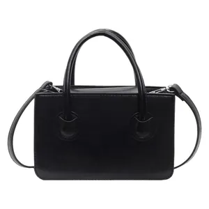 Borsa a mano quadrata nera minimalista in pelle liscia con tracolla regolabile rimovibile