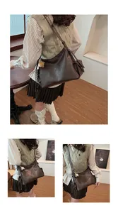 Dettaglio ravvicinato di una borsa tote marrone vintage con un ciondolo a forma di orso