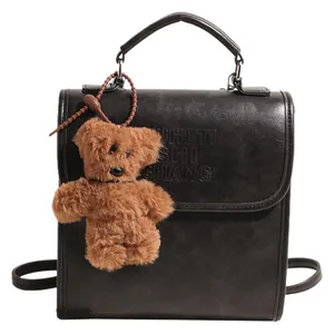 Zaino retrò in ecopelle nera con goffratura di lettere e un simpatico orsetto di peluche marrone