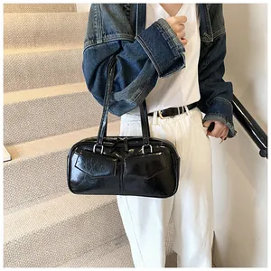 Bolso de hombro rectangular negro brillante con correas dobles y dos bolsillos frontales