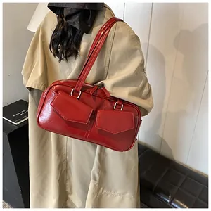 Bolso de hombro en charol burdeos brillante con correas dobles y hebillas de metal plata