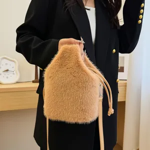 Stilvolle beige Plüsch-Beuteltasche mit Kordelzug und schmalem Lederriemen für Damen