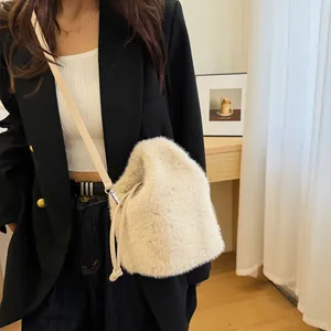 Beige Plüsch-Beuteltasche mit Kordelzug und schmalem Schultergurt für Damenmode